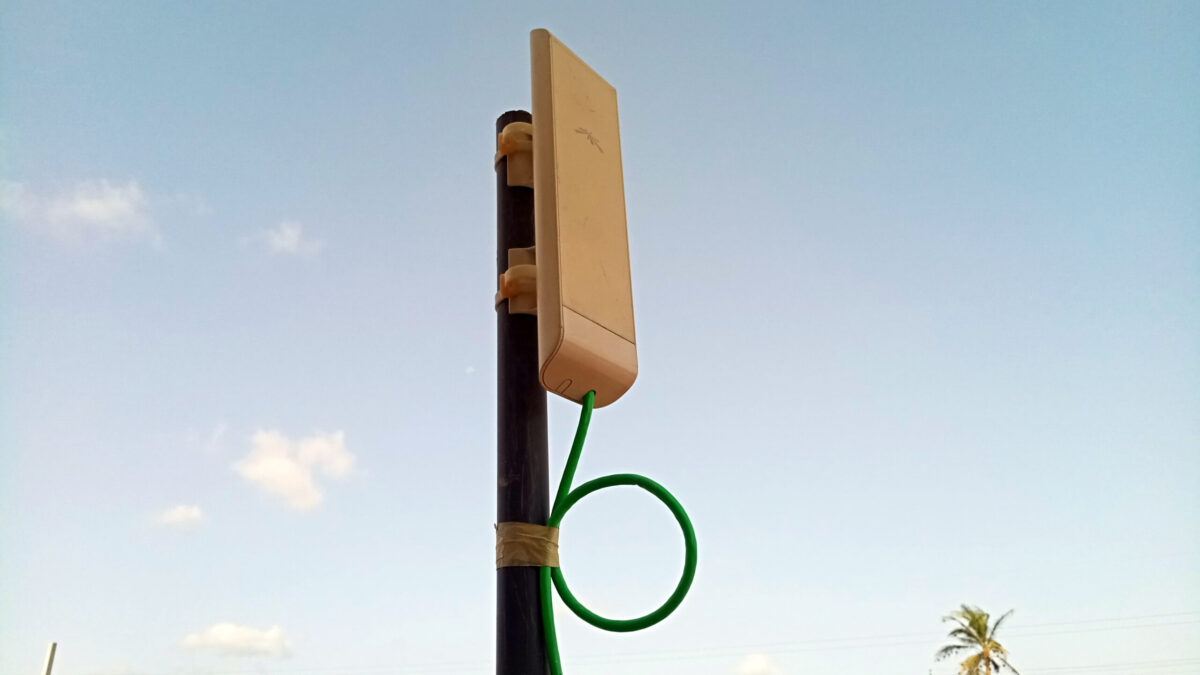 NanoStation Fixée sur un Support Métallique Formation en Ligne : Configuration NanoStation - Transmission, Réception et Interconnexion – Image 4